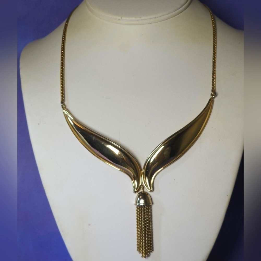 👍5 For $20 Vintage Avon Gold Tone Chain Tassel Necklace